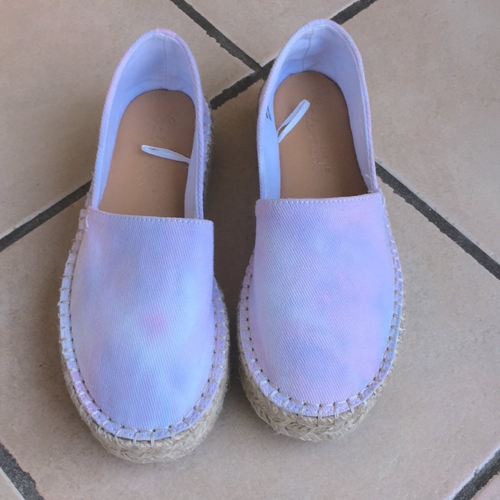 Like-new Splendid tie dye canvas shoes